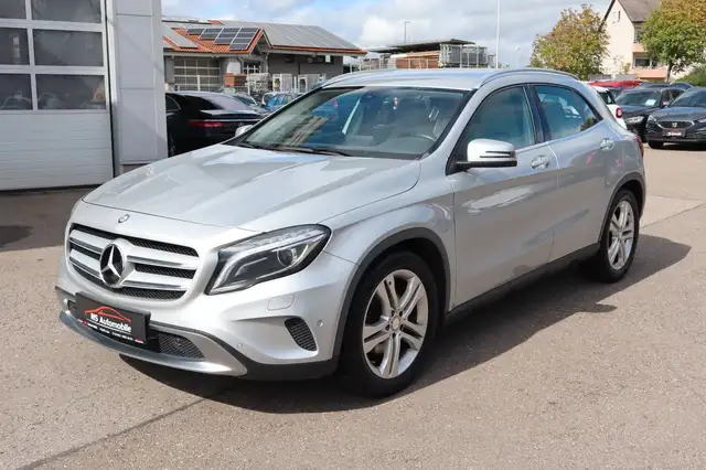 Mercedes-Benz GLA 250 4-Matic_Bi-Xenon_Navi_Kamera_Totwinkel