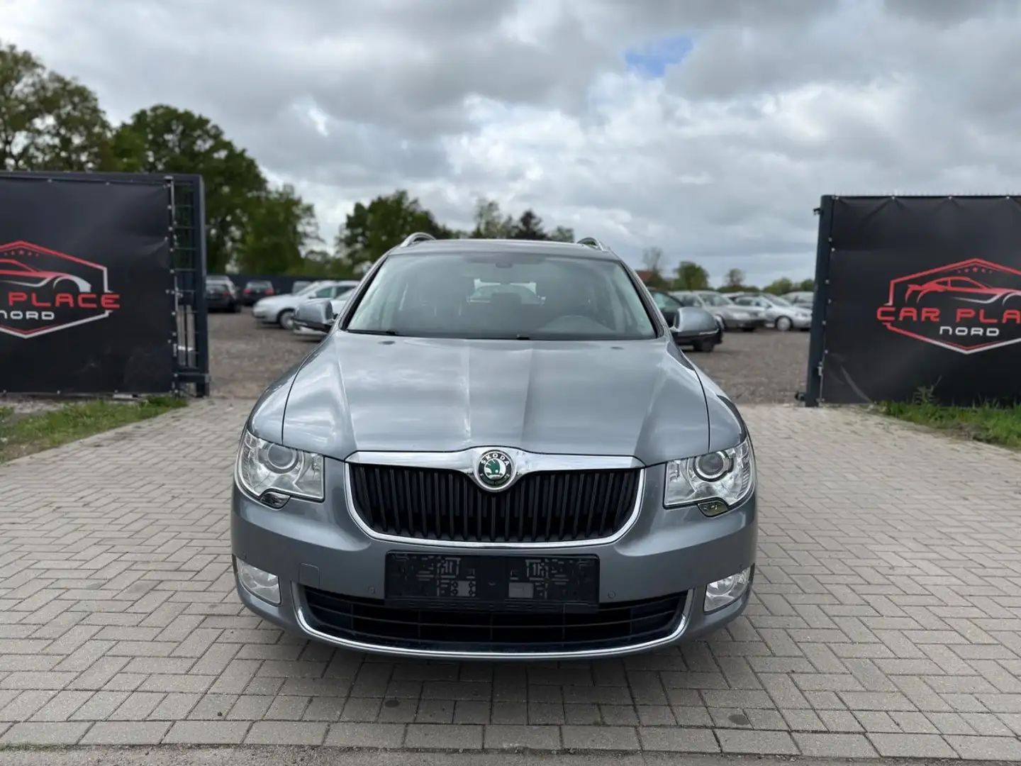 Skoda Superb Combi Exclusive AUTOMATIK/PDC/PANORAMA Gris - 2