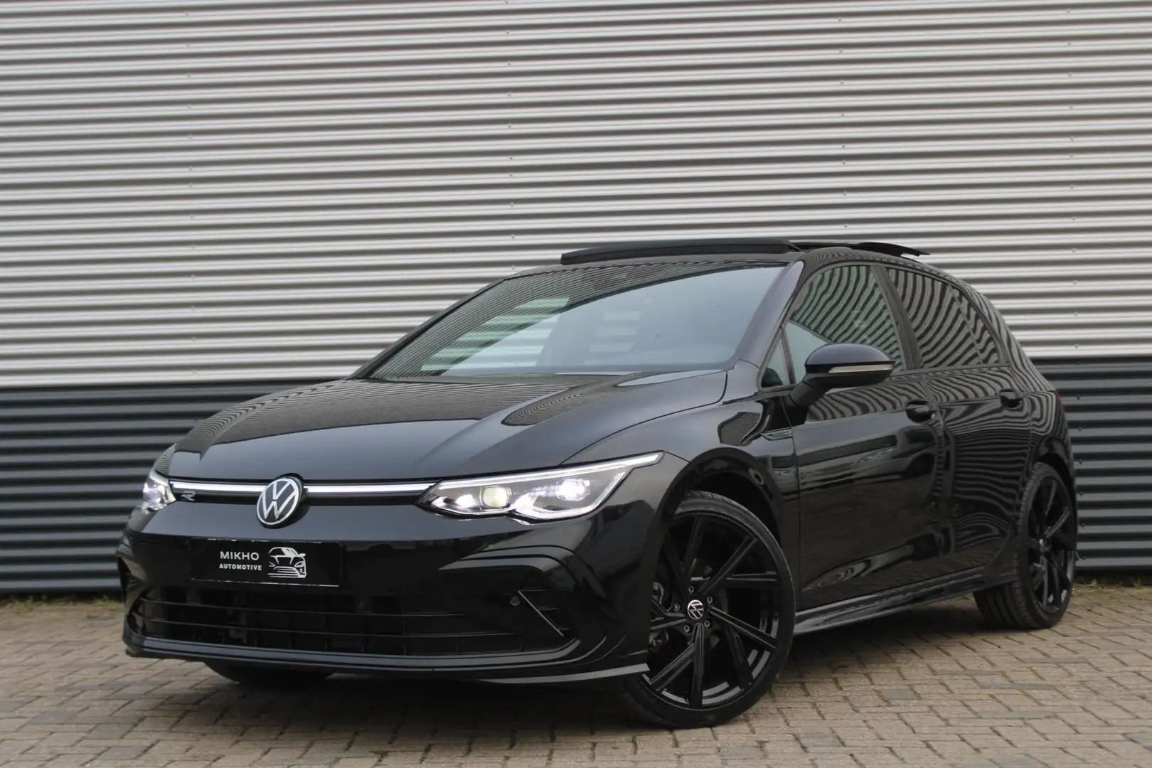 Volkswagen Golf 1.5 eTSI 3x R-Line | Panoramadak | Harman Kardon | Zwart - 1