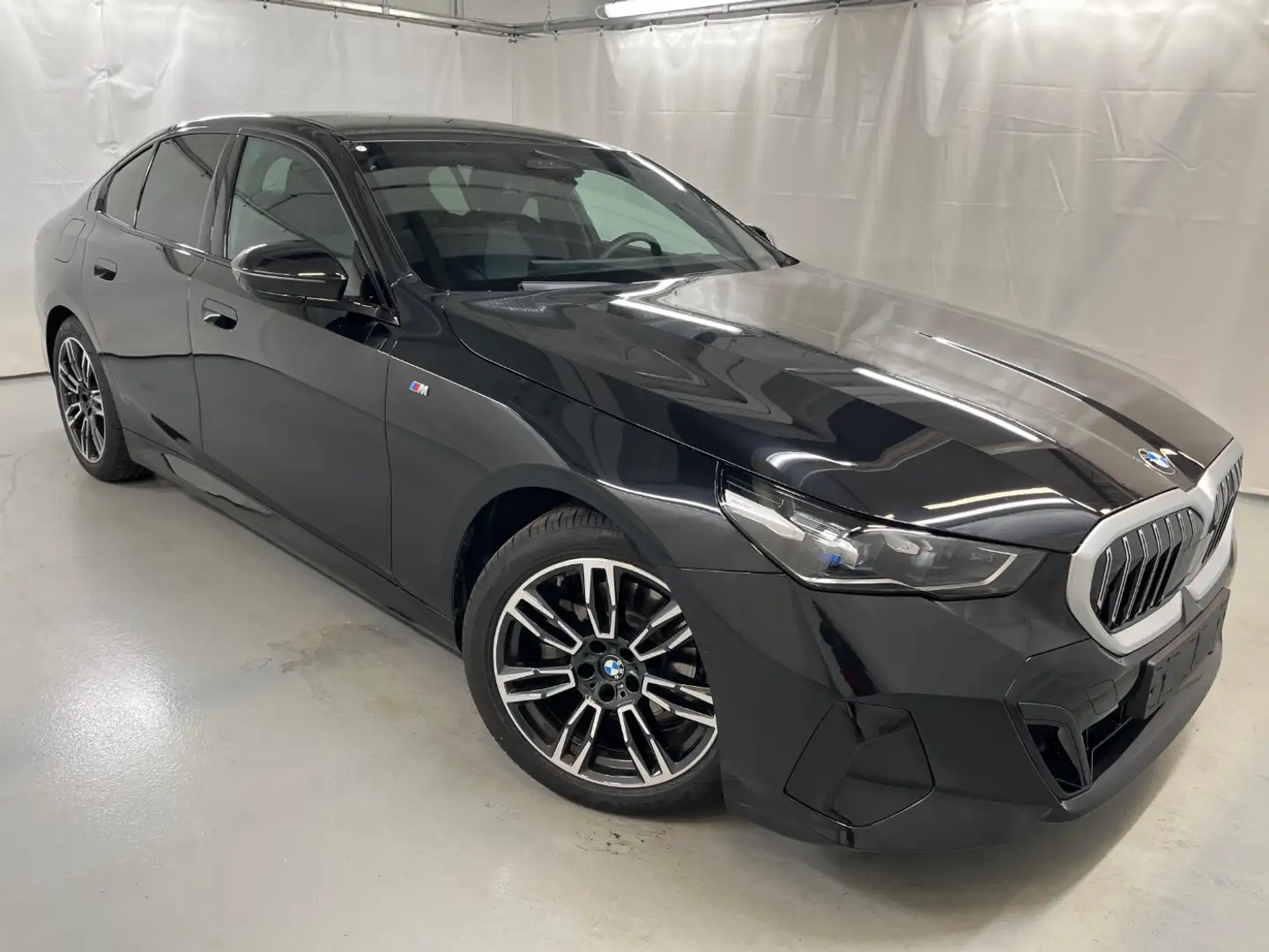 BMW 520 d Limousine ///M-Sport 360° AHK SpurAss ACC PanoSD Zwart - 2