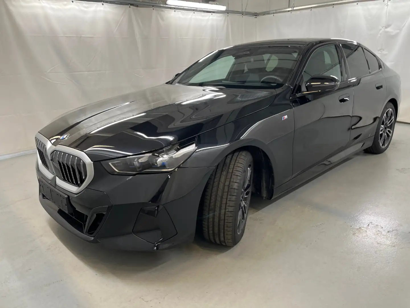 BMW 520 d Limousine ///M-Sport 360° AHK SpurAss ACC PanoSD Zwart - 1