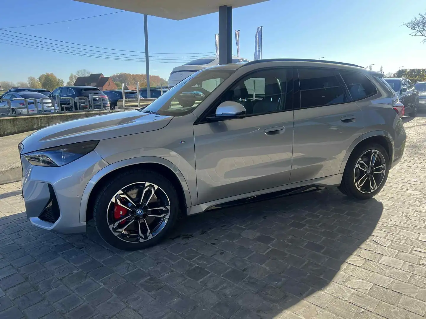 BMW iX1 iX1 eDrive20 M Sportpaket HUD panodak Zilver - 2