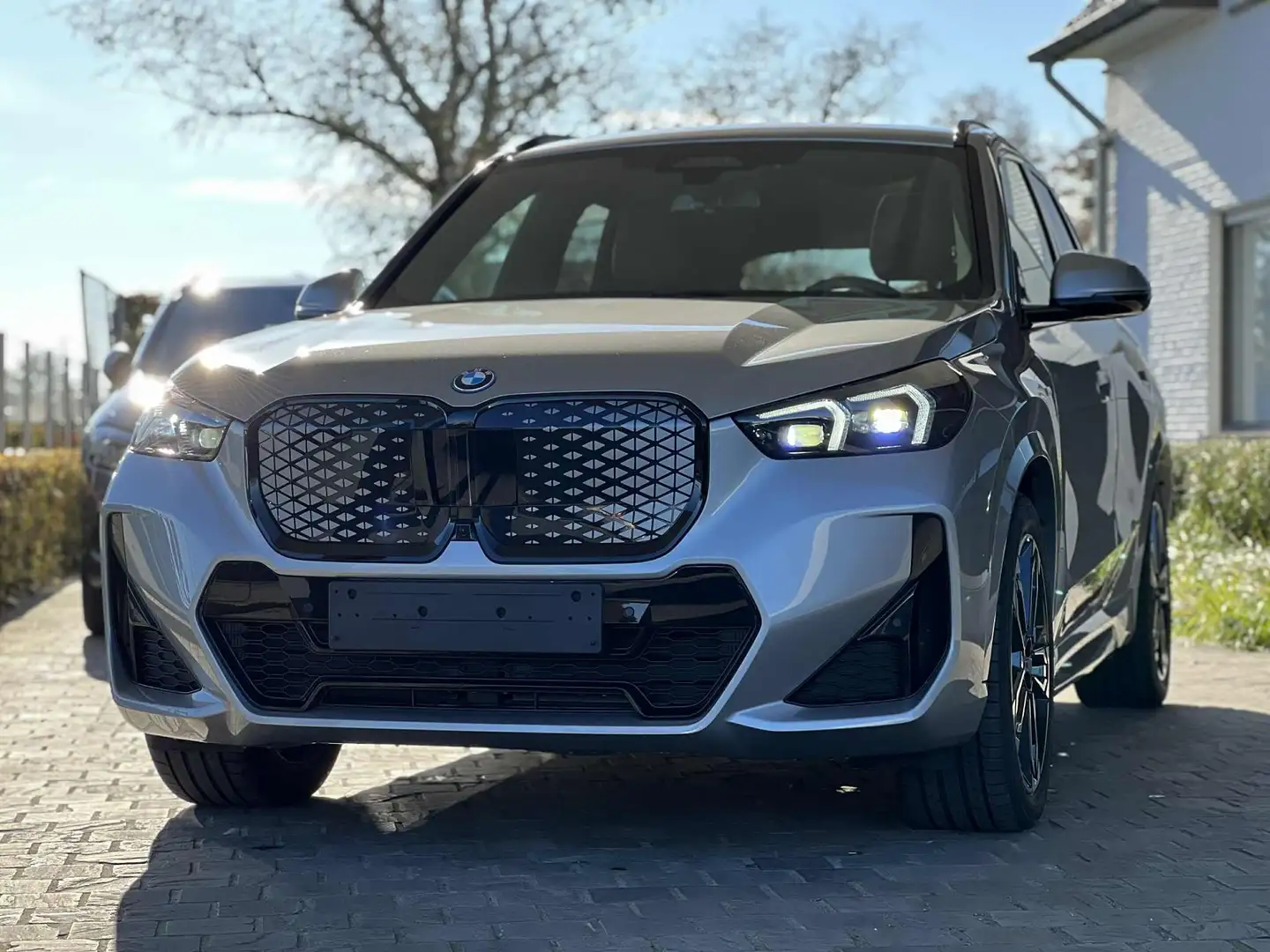 BMW iX1 iX1 eDrive20 M Sportpaket HUD panodak Zilver - 1