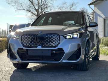 iX1 eDrive20 M Sportpaket HUD panodak