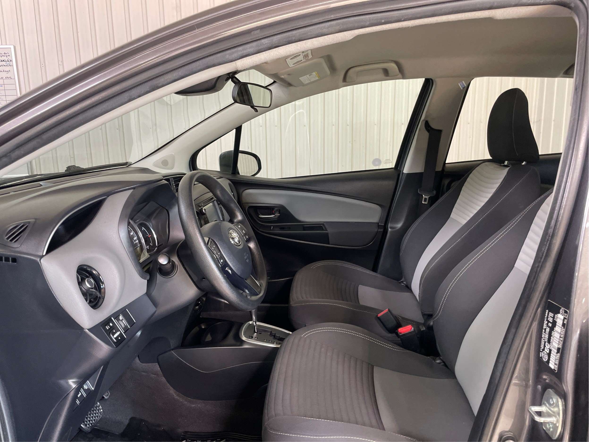 2018 Toyota Yaris LE A/C Sièges chauffants Caméra de recul — снимка 1