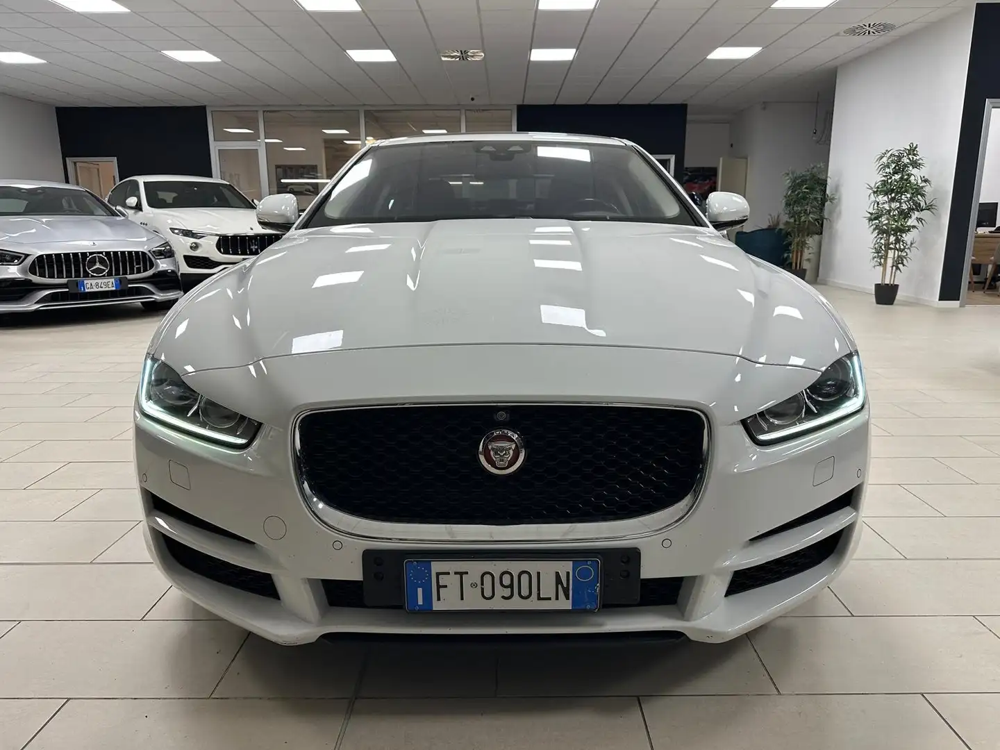 Jaguar XE 2.0d Prestige 180 cv Uff. Italiana Bianco - 2