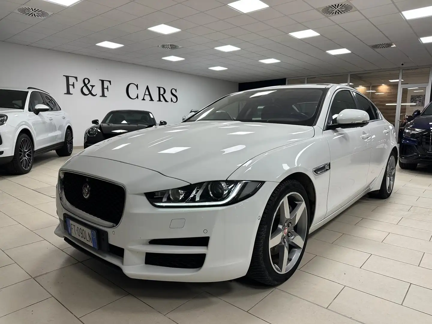 Jaguar XE 2.0d Prestige 180 cv Uff. Italiana Bianco - 1