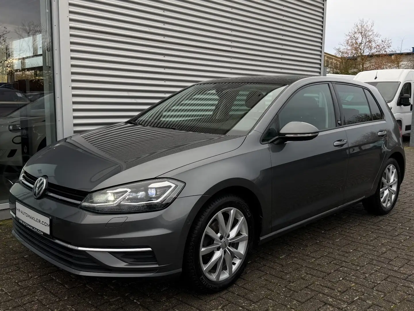 Volkswagen Golf VII 1.5 DSGSound Dynaudio Panoramadach Grau - 1
