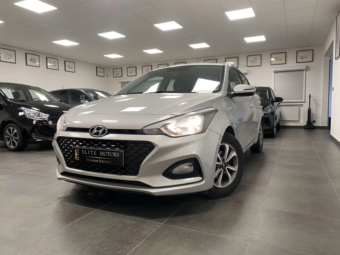 Hyundai i20 1.2i ACTIVE 1erMAIN/ CARNET/ CLIM/ CAM/ ETAT NEUF Argent - 1