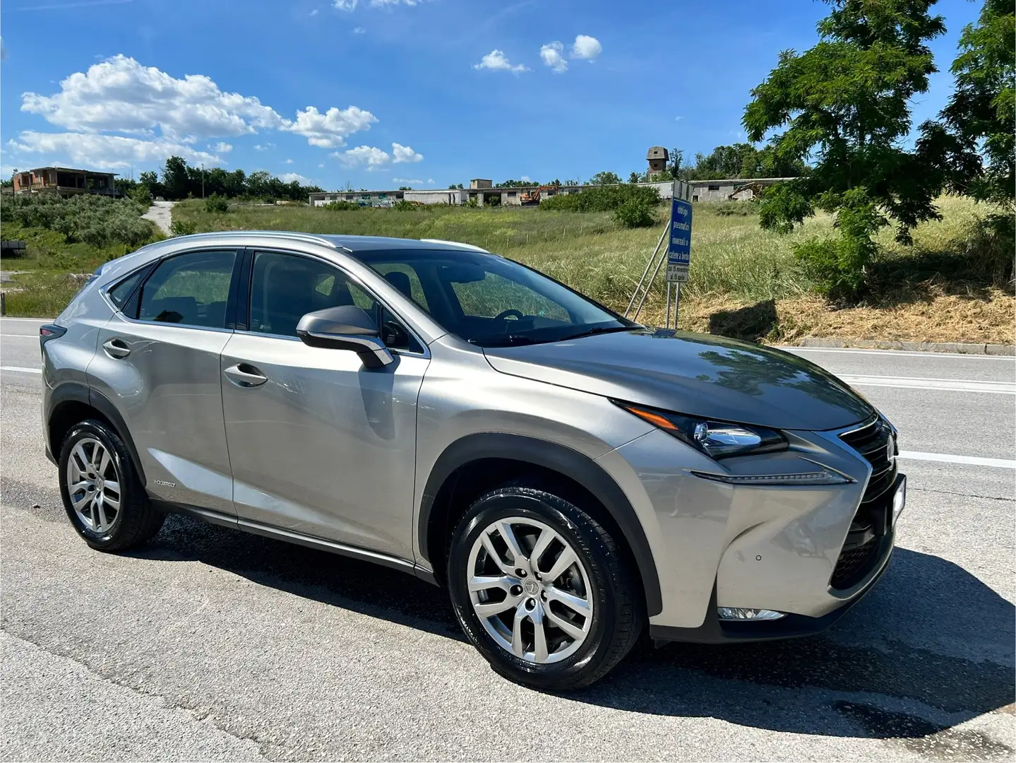 Lexus NX 300 Full Hybrid 2.5 Luxury 4x4 Silver - 1