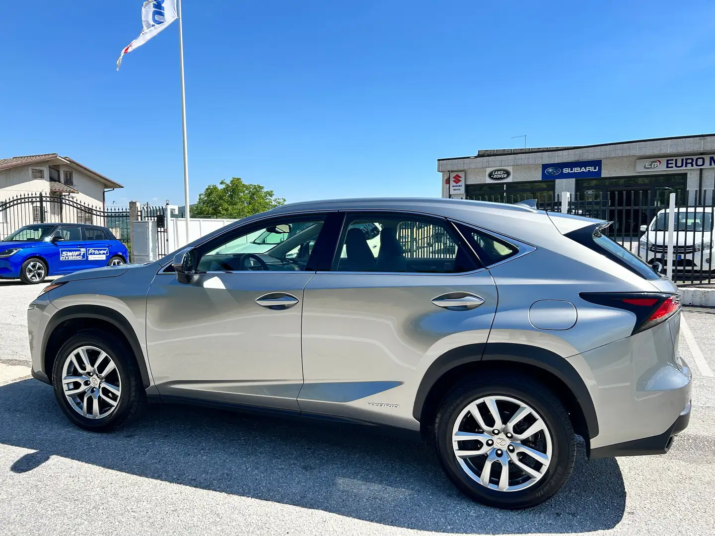 Lexus NX 300 Full Hybrid 2.5 Luxury 4x4 Stříbrná - 2