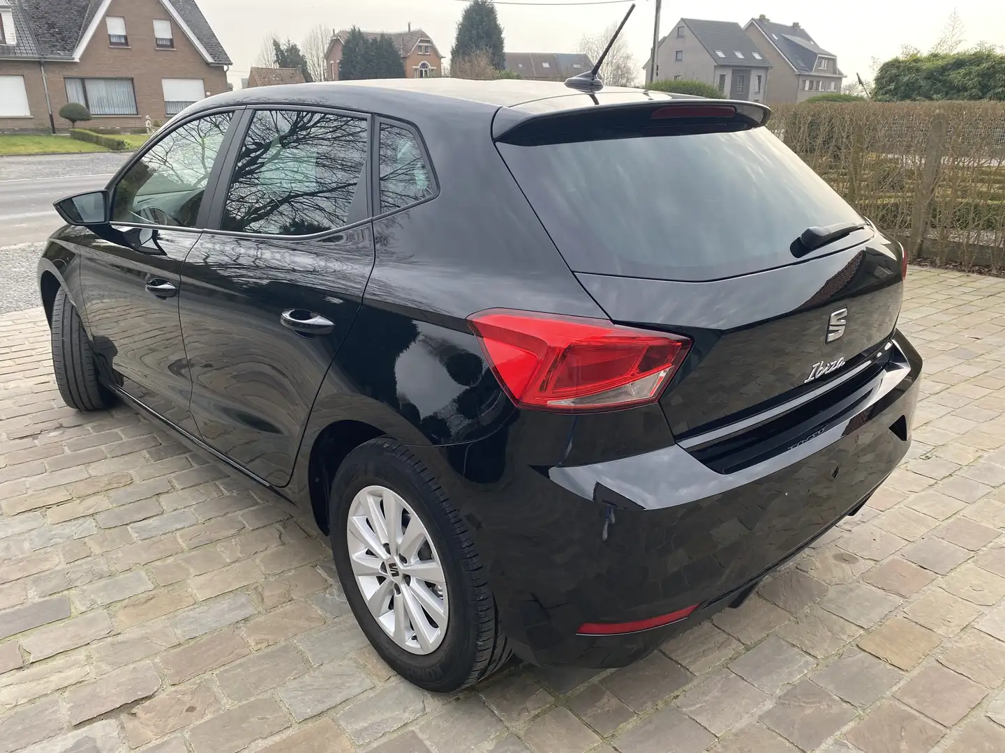 SEAT Ibiza 1.0 TSI DSG Schwarz - 2