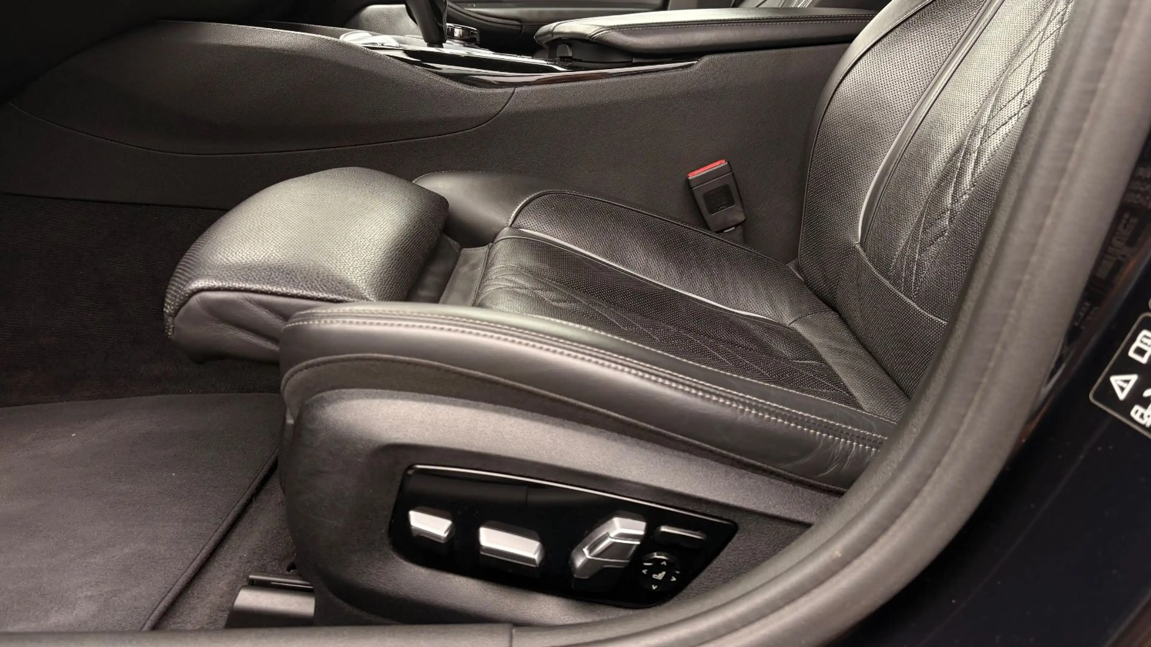 BMW 540 i Touring xDrive M Sport B&W Massage 360° — photo 12