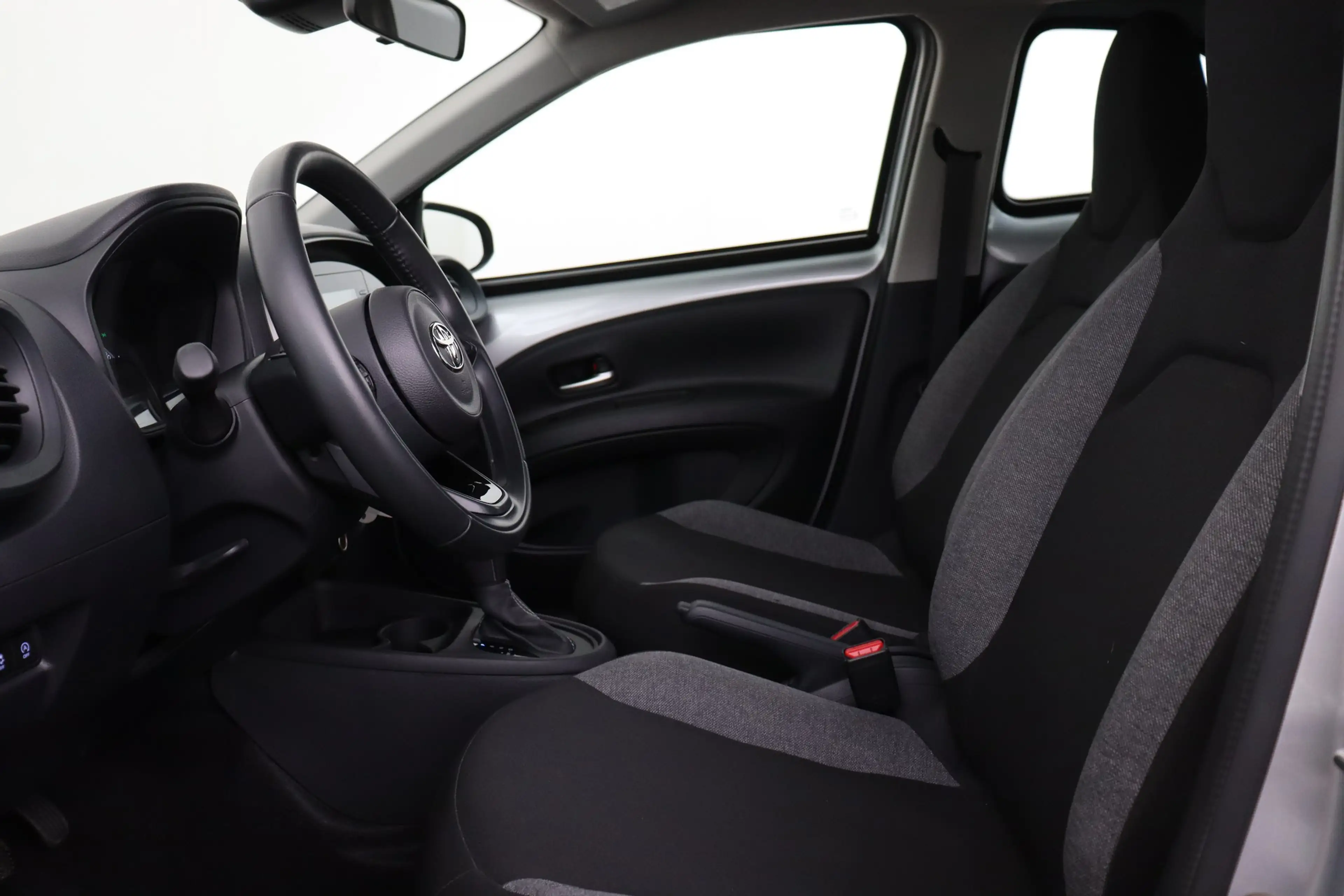 Toyota Aygo X 1.0i X-PLAY CVT CVT + A/T + CAMERA + CRUISE + AIR — photo 10