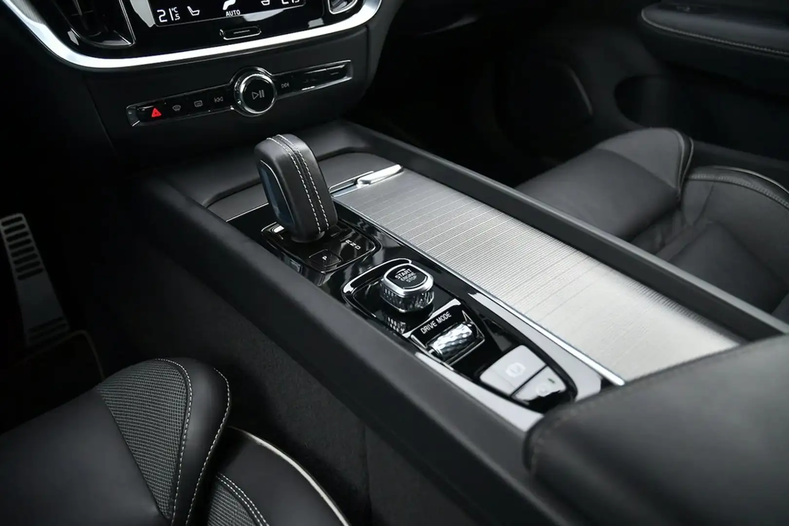 Volvo V60 V60 2.0 2.0 B4 MHEV R-Design Sport  Blackline Bianco - 1