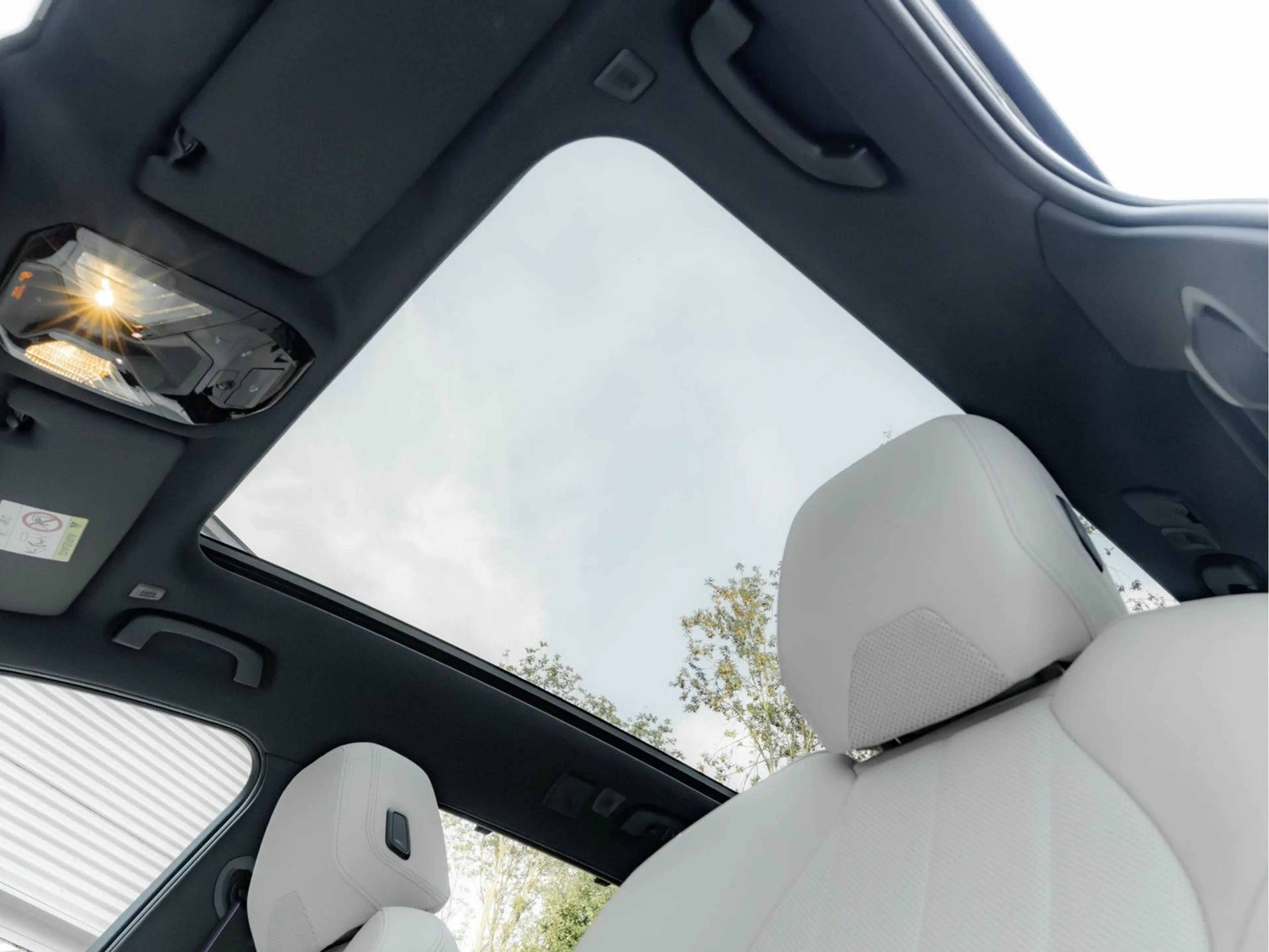 BMW i5 Touring xDrive40 M-Sport Pro - Full-Option - — photo 4