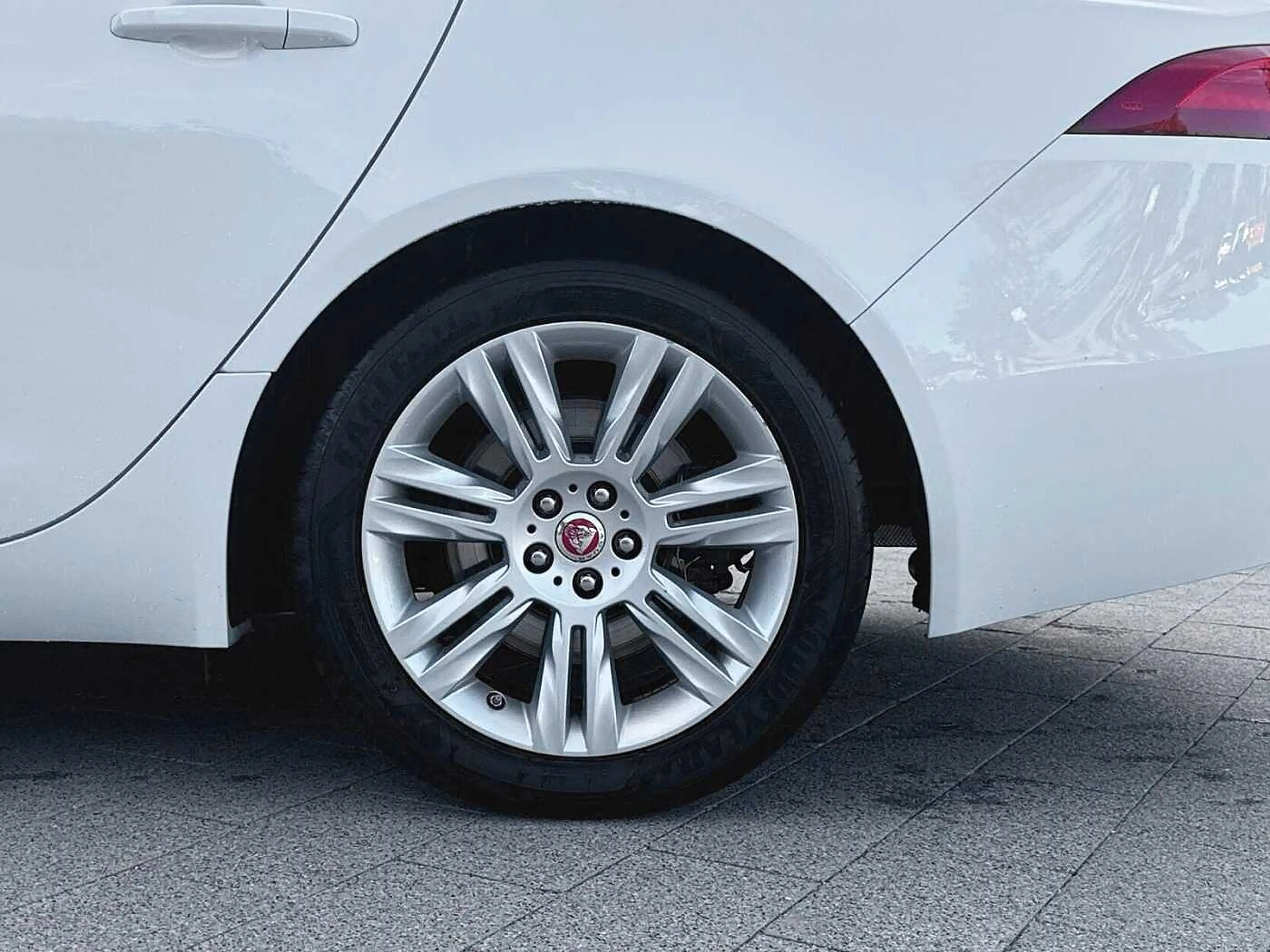 Jaguar XF 20d Prestige Automatik — photo 9