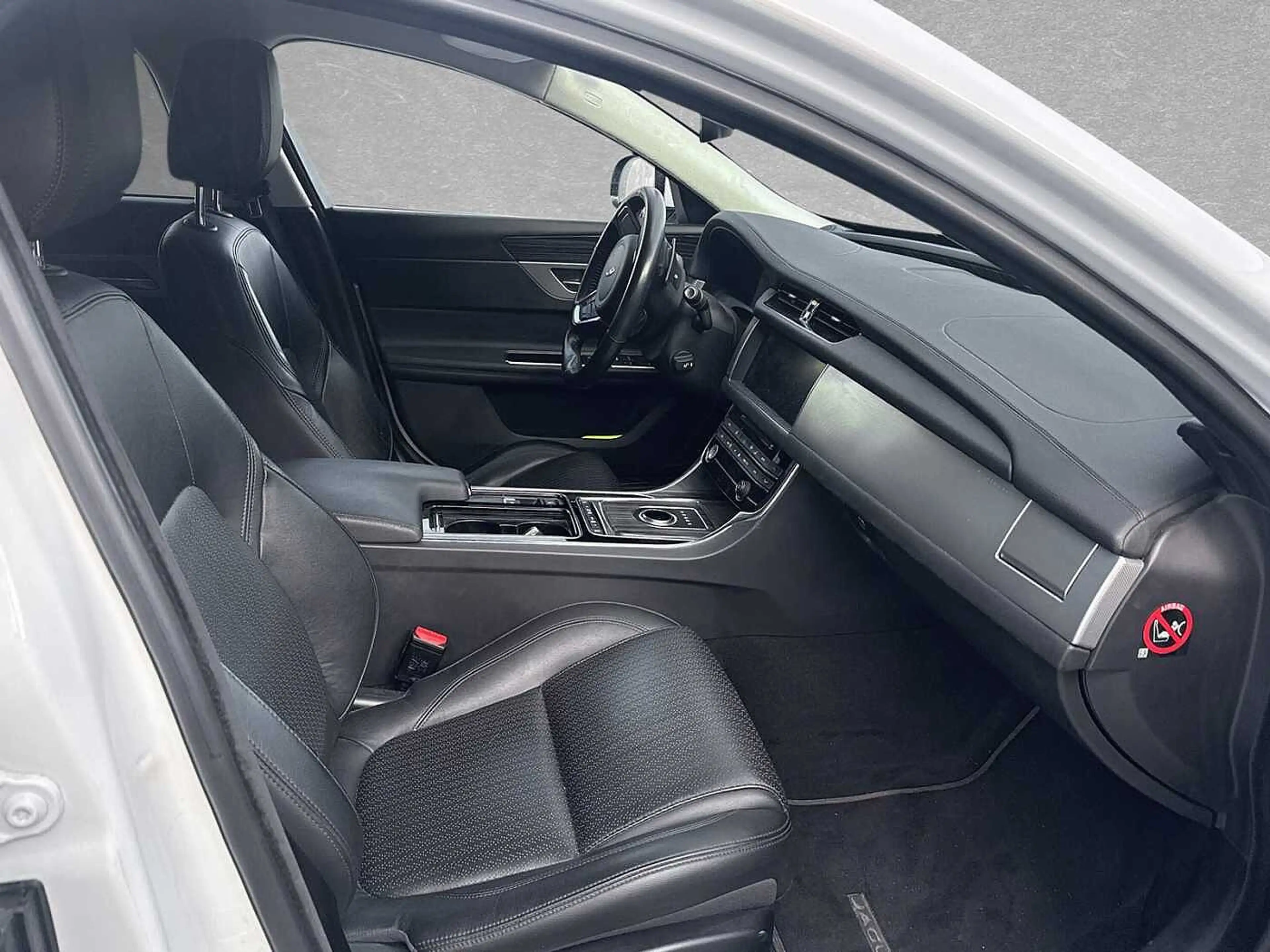 Jaguar XF 20d Prestige Automatik — photo 3