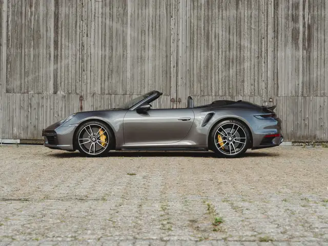 Porsche 911 view 7