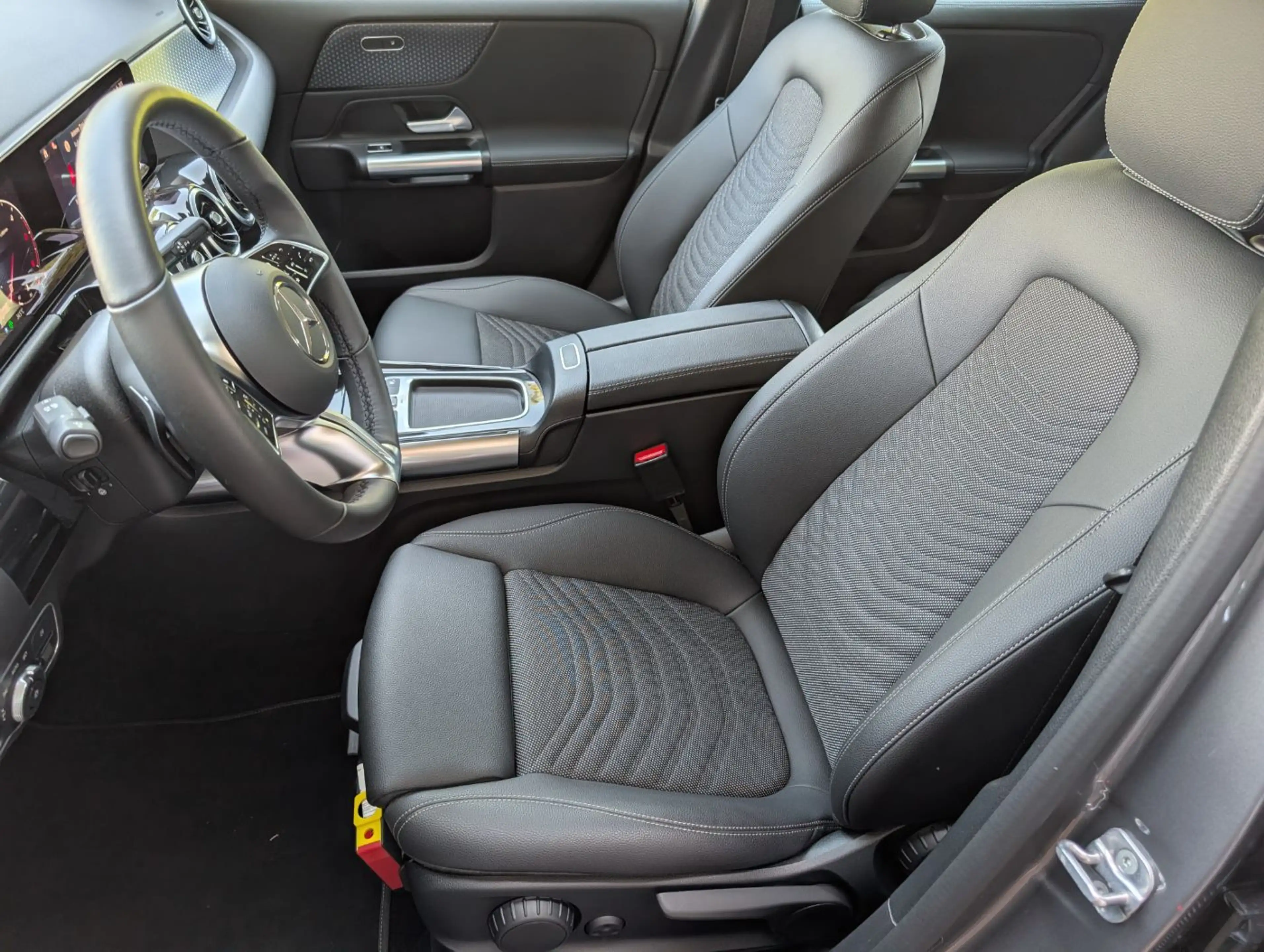 Mercedes-Benz GLA 180 d Progressive PTS Shz LED eHeck AHK RKam — photo 18