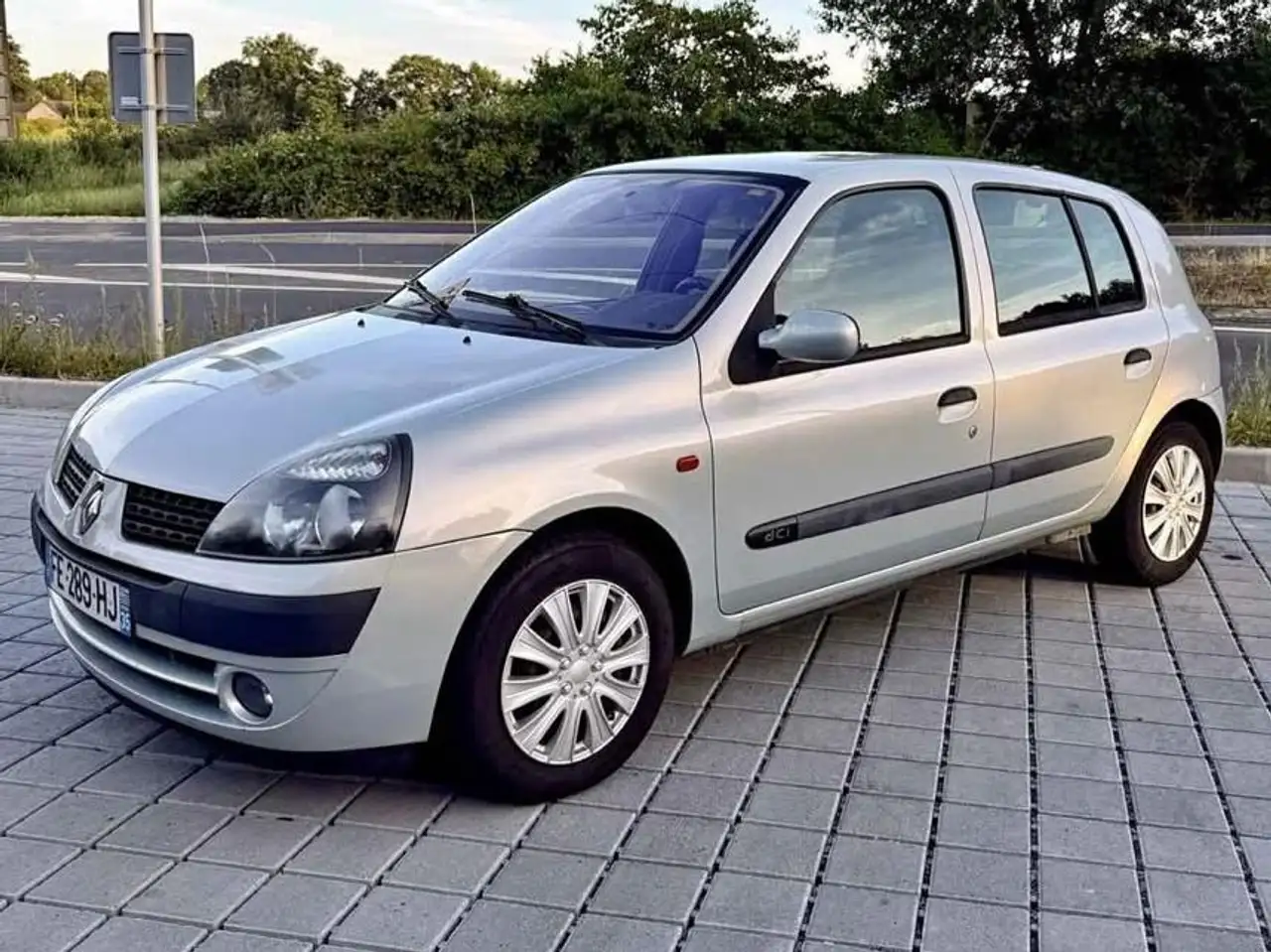 Renault Clio Citadine 3 portes — photo 4