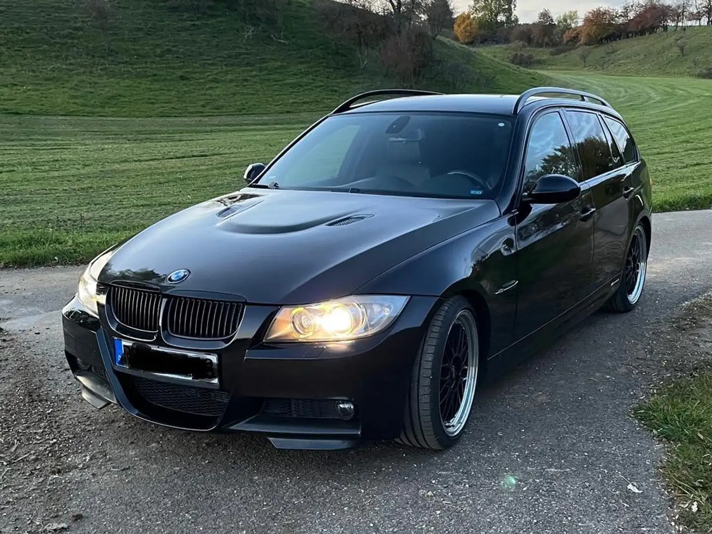 BMW 330 Motor überholt | M-Paket | Allrad | vieles neu Schwarz - 1