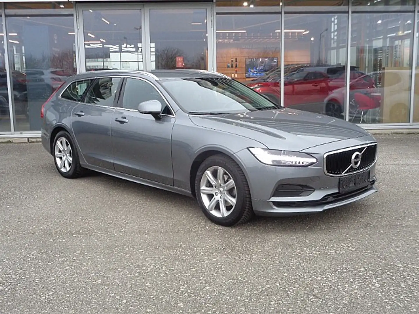 Volvo V90 D3 Momentum Geartronic Grau - 2