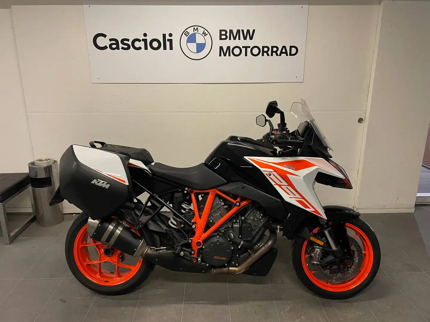 KTM 1290 Super Duke GT my19 Bianco - 1