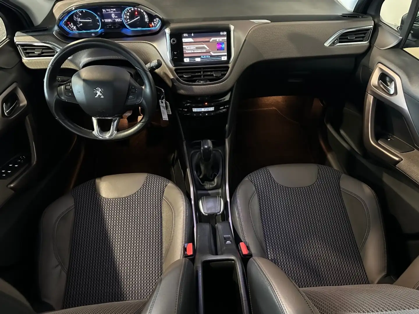 Peugeot 2008 1.2 VTI ALL. PACK PR RIJKLAAR l PANO l TREKHAAK l Schwarz - 2