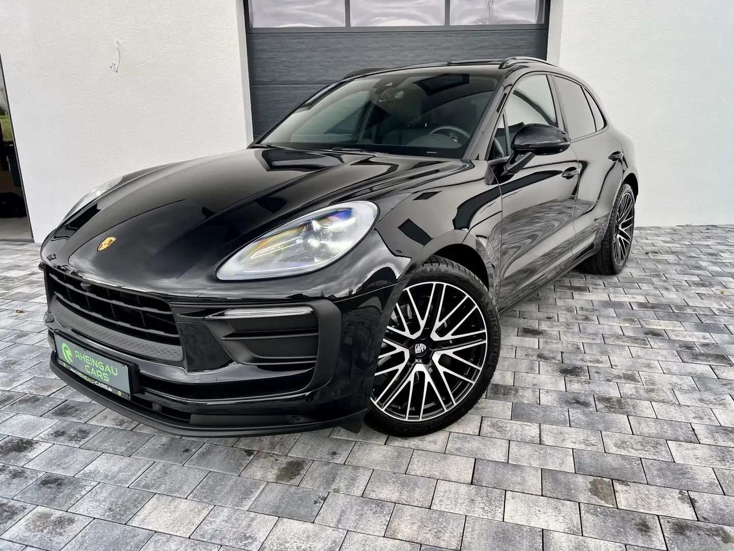 Porsche Macan III AHK PANO LUFT CHRONO CARPLAY KEYLESS R Noir - 2