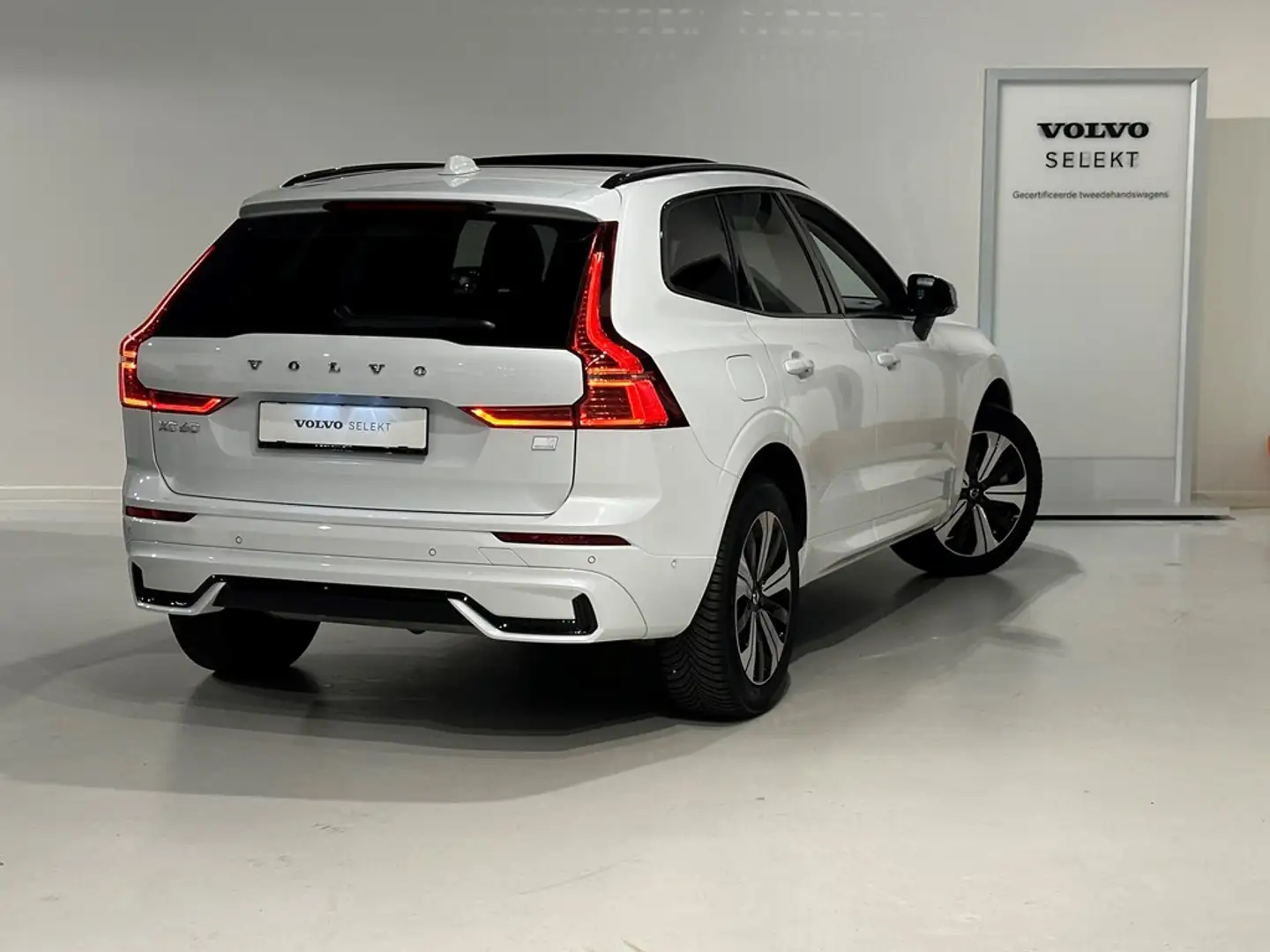 Volvo XC60 T8 Recharge Dark + electr trekhaak Wit - 2