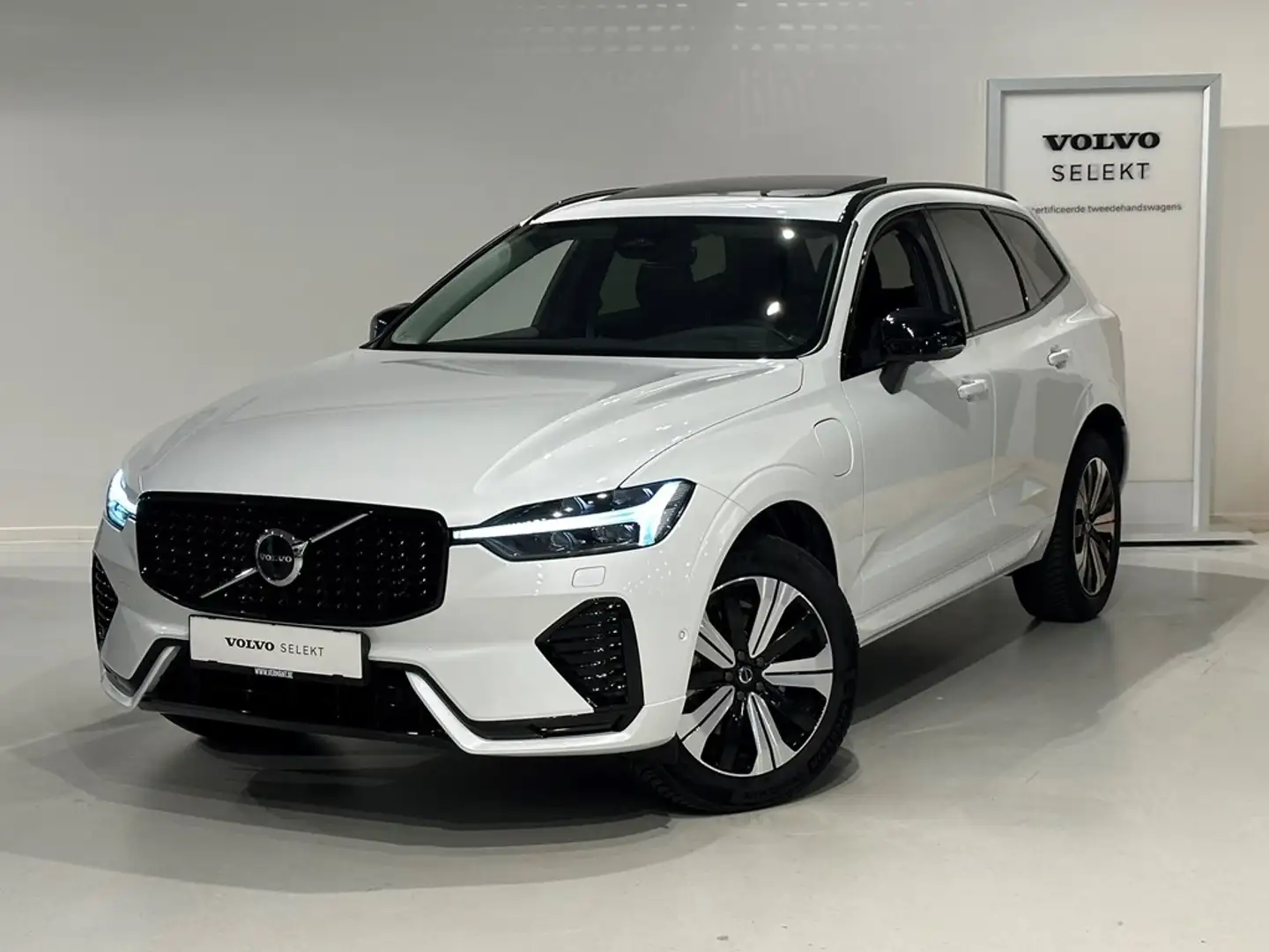 Volvo XC60 T8 Recharge Dark + electr trekhaak Wit - 1