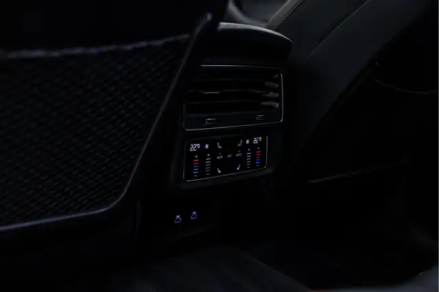 Audi RS Q8 view 22