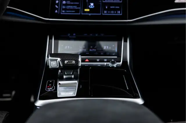 Audi RS Q8 view 29
