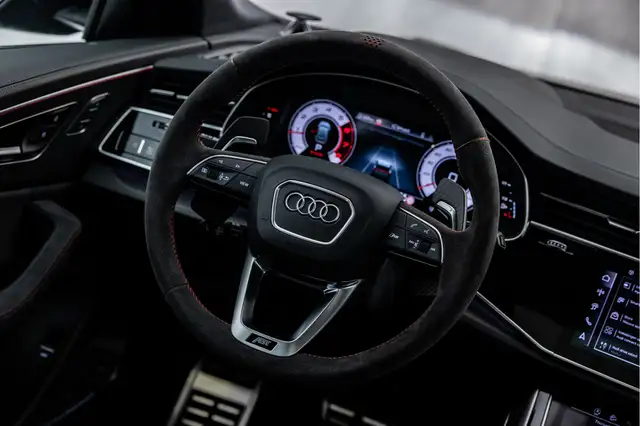 Audi RS Q8 view 26
