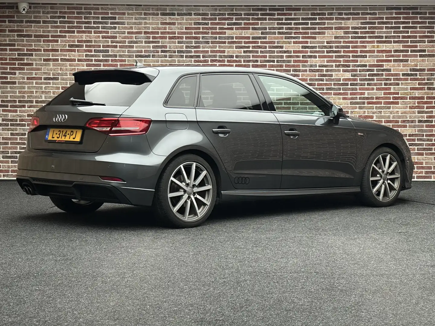 Audi A3 Sportback 1.5 TFSI CoD Sport S Line Handgeschakeld Grau - 2