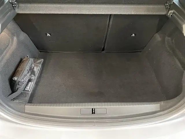 Peugeot 208 view 9