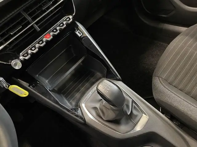 Peugeot 208 view 11