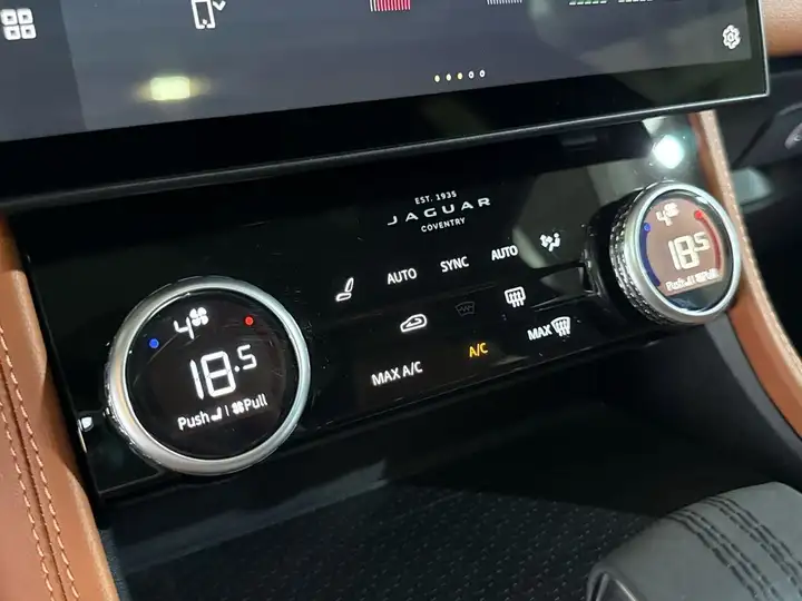 Jaguar F-Pace 2025, foto 21