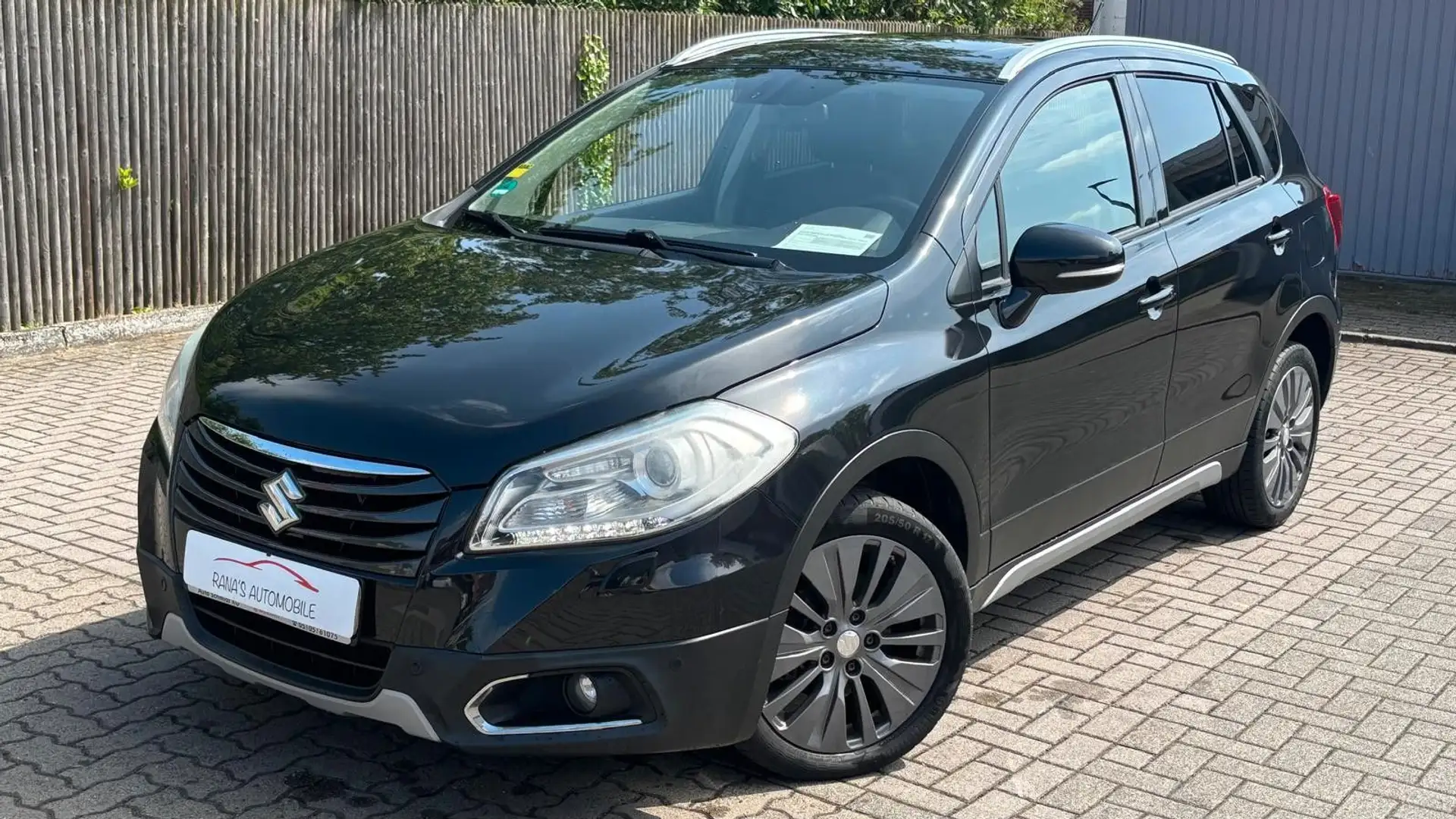 Suzuki SX4 S-Cross Club(Leder Pano 1Hand Navi Kamera) Fekete - 1