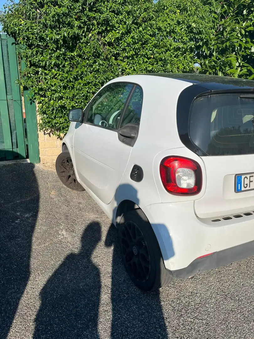 smart forTwo 1.0 Youngster 71cv twinamic Bianco - 1
