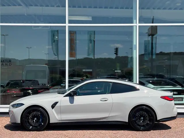 BMW M4 view 5