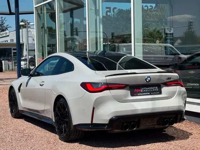 BMW M4 view 8