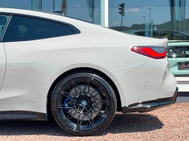 BMW M4 view 7
