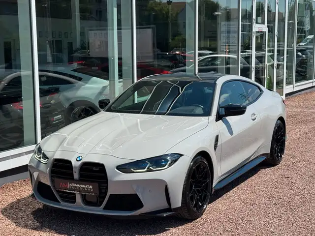 BMW M4 view 4