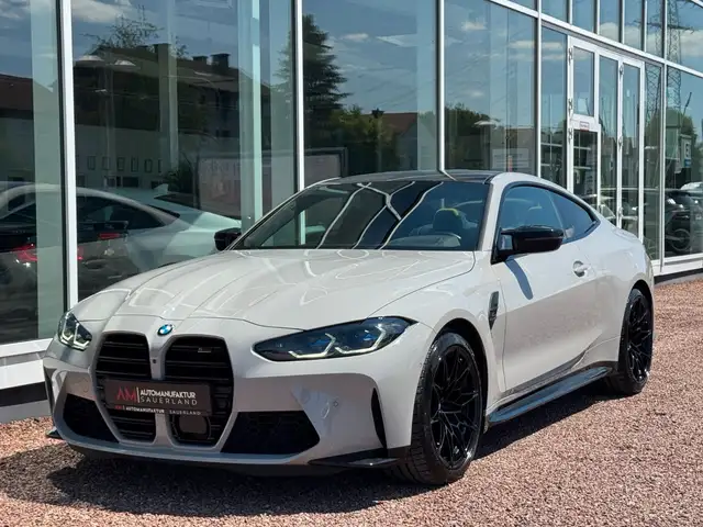 BMW M4 view 3