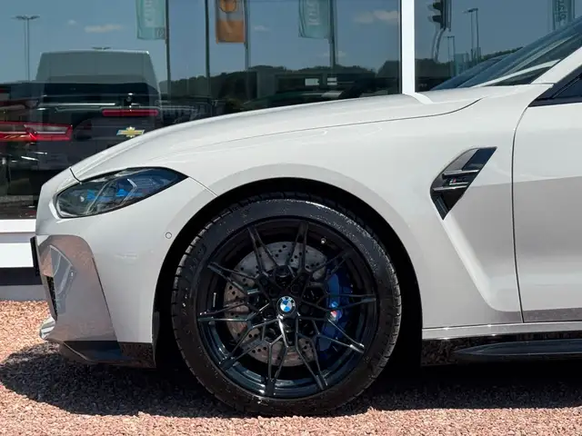 BMW M4 view 6