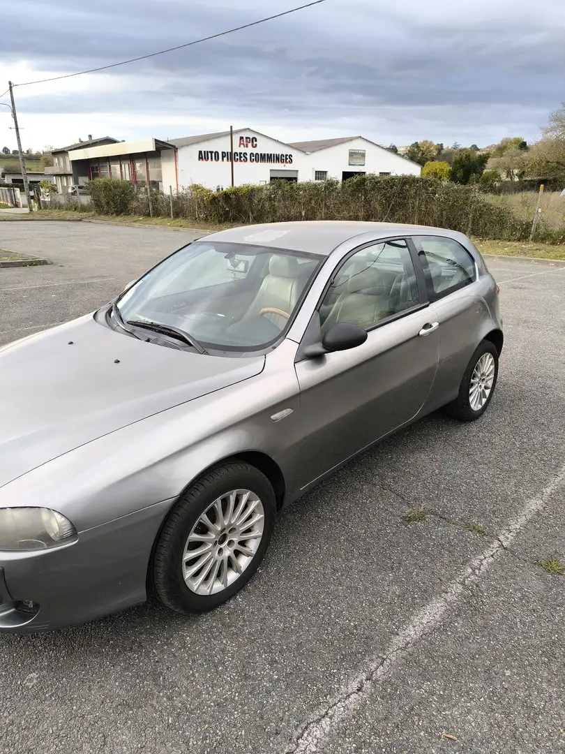 Alfa Romeo 147 1.9 JTDMjet 16V 150 Distinctive phaze2 - 1
