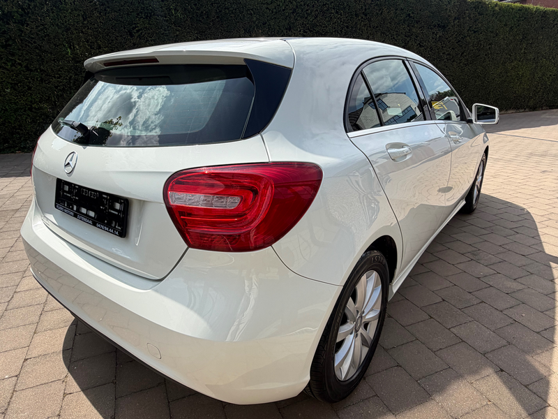 Mercedes-Benz A 180 Zetelverwarming / Airco /17” Alu velgen / Standverwarming /Xenon-Led+Led achterlichten — photo 3