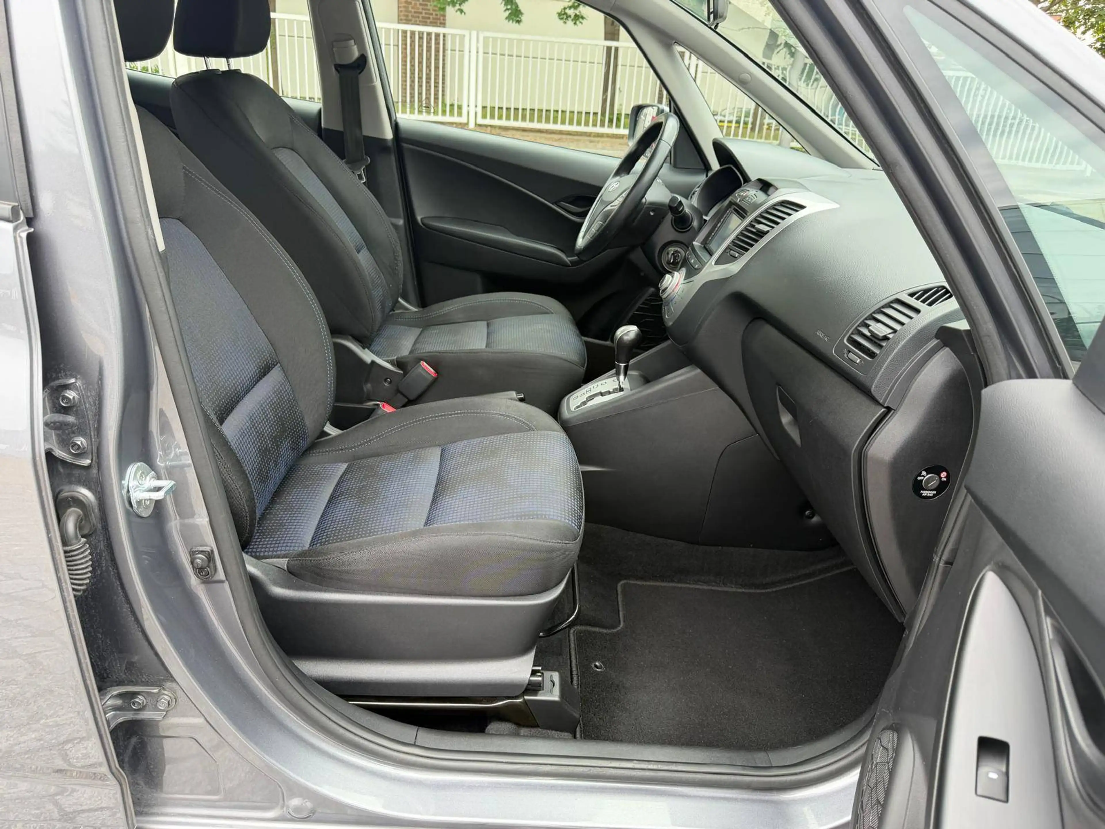 Hyundai iX20 FIFA world Cup Edition — photo 11